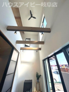 【居間・リビング】 | 岐阜市鏡島南！吹き抜け土間テラスのある新築戸建♪お車ラクラク並列3台可能！無垢フロアー！ | 岐阜市鏡島南！吹き抜け土間テラスのある新築戸建♪お車ラクラク並列3台可能！無垢フロアー！