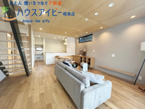 岐阜市鏡島南！吹き抜け土間テラスのある新築戸建♪お車ラクラク並列3台可能！無垢フロアー！の画像