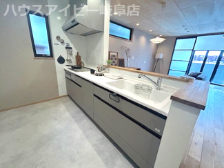 【キッチン】 | 岐阜市鏡島南！吹き抜け土間テラスのある新築戸建♪お車ラクラク並列3台可能！無垢フロアー！ | 岐阜市鏡島南！吹き抜け土間テラスのある新築戸建♪お車ラクラク並列3台可能！無垢フロアー！