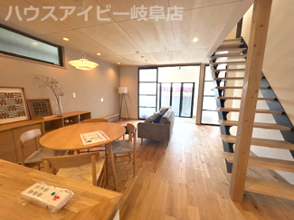 【居間・リビング】 | 岐阜市鏡島南！吹き抜け土間テラスのある新築戸建♪お車ラクラク並列3台可能！無垢フロアー！ | 岐阜市鏡島南！吹き抜け土間テラスのある新築戸建♪お車ラクラク並列3台可能！無垢フロアー！