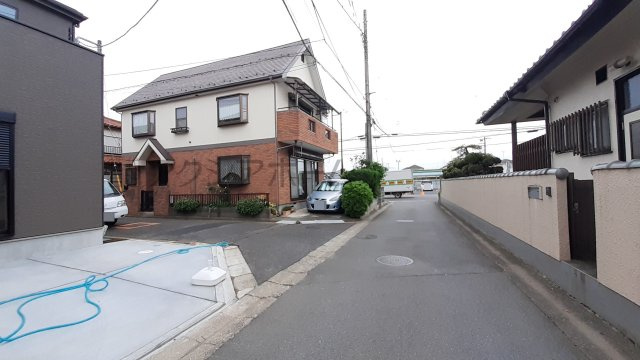 狭山市水野・全1棟　新築一戸建　～東南角地～の前面道路含む現地写真