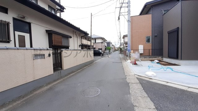 狭山市水野・全1棟　新築一戸建　～東南角地～の前面道路含む現地写真