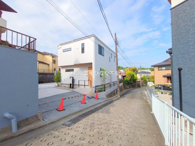 祝　成約済み　八王子市　絹ケ丘　新築戸建ての前面道路含む現地写真|～仲介手数料無料☆八王子ひなた不動産～八王子市絹ケ丘　新築戸建て
