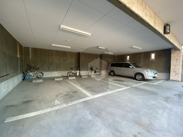 パークサイド高井田の駐車場