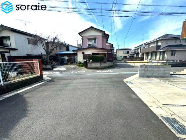 川越市的場　中古戸建の前面道路含む現地写真