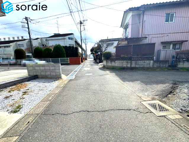 川越市的場　中古戸建の前面道路含む現地写真