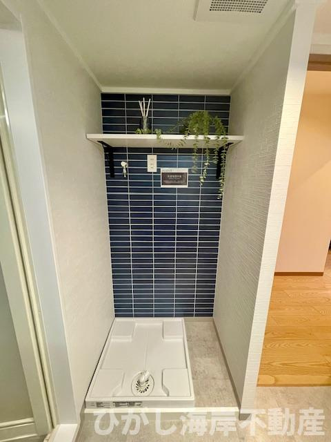 パークタウン茅ヶ崎５号棟のランドリースペース|タイル調のおしゃれな壁面に仕上がった室内洗濯機置き場は防水パンも標準設置済です。