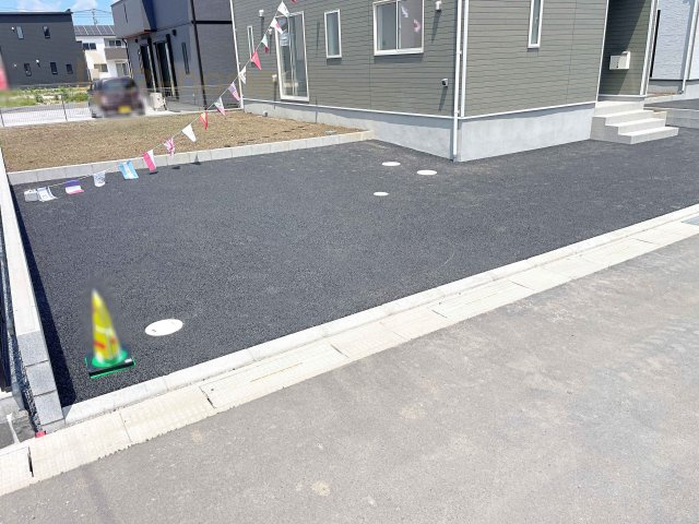 笠間市旭町第5　新築戸建て　5号棟の駐車場|カースペースは3台完備。ゲスト用のスペースも確保できますね♪