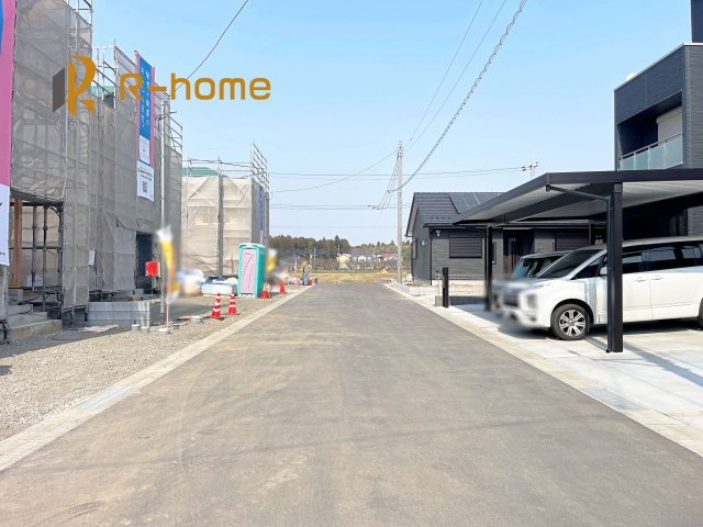 笠間市旭町第5　新築戸建て　5号棟の前面道路含む現地写真|周辺環境も併せて案内致します♪
閑静な住宅地で笑顔あふれる新生活！
ぜひ現地へお越しください♪