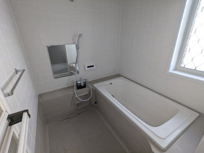 【浴室】 | 桂木２丁目　中古戸建 | 足が伸ばせる浴槽。窓があり明るく換気の良い癒やしの空間。