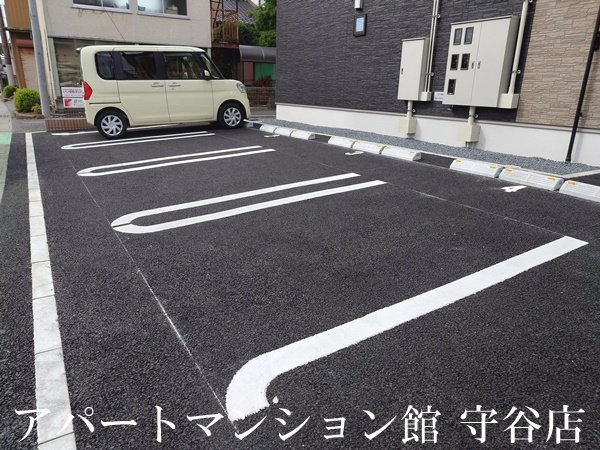 サニー　アヴニールの駐車場