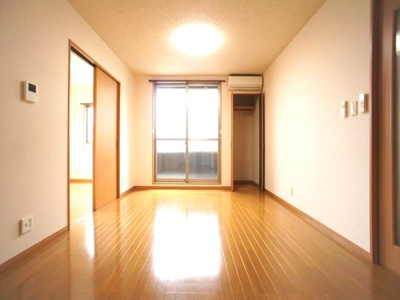 【居間・リビング】 | プロバンスM村井 | 便利な収納と快適に過ごせるエアコン付きです♪