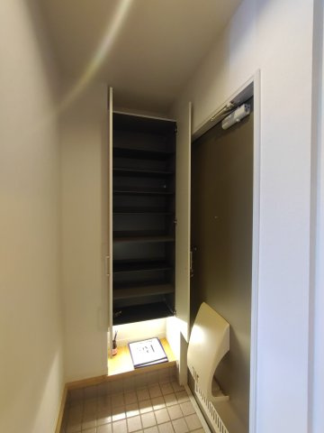 コーポ鈴弐番館の玄関|モデルルームのため、家具家電はつきません。