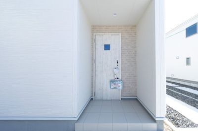 【玄関】 | 鈴鹿市長太新町4丁目《4号棟》