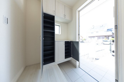 【玄関】 | 鈴鹿市長太新町4丁目《4号棟》 | 玄関ホール