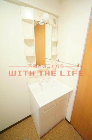 すかる梅満【キャッシュバック対象物件】の独立洗面台|朝の支度にも助かる、独立の洗髪洗面化粧台