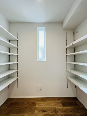 SHONAN STYLE～城南5丁目に住まうのキッチン|キッチン横のパントリー収納【A棟】