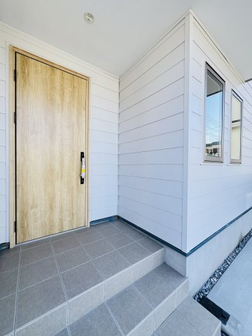 SHONAN STYLE～城南5丁目に住まうの玄関|A棟の玄関。白い外壁に木目の扉がマッチ♪