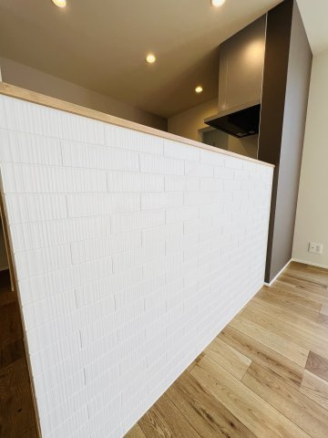 SHONAN STYLE～城南5丁目に住まうのキッチン|キッチンの腰壁にもアクセント