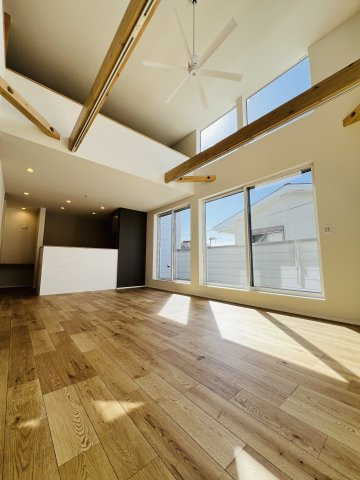 SHONAN STYLE～城南5丁目に住まうの居間・リビング|A棟リビングの上部は吹抜け構造