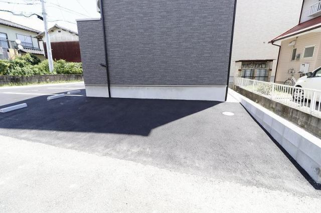 elle小郡【10.000円キャッシュバック対象物件】の駐車場