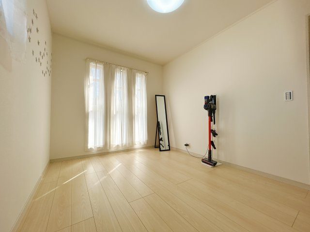 熊谷市拾六間　築浅物件の洋室|2F 6帖洋室
収納完備
日当たり良好