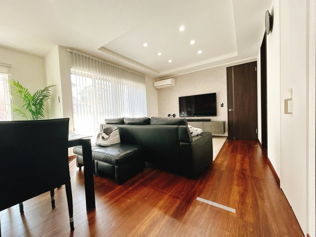 熊谷市拾六間　築浅物件の居間・リビング|LDK19帖の広々スペース
折り上げ天井仕様