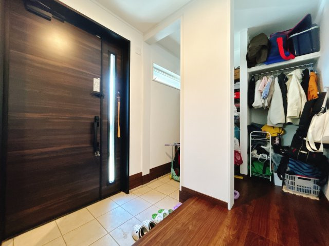 熊谷市拾六間　築浅物件の玄関|土間収納・大型収納完備
明るくて広い玄関です