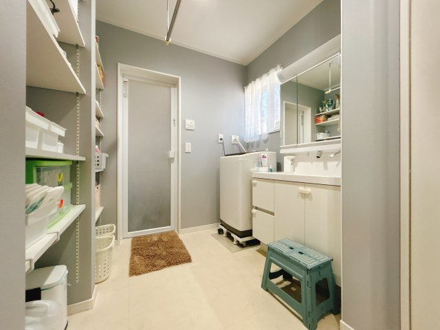 熊谷市拾六間　築浅物件の独立洗面台|間口900の広々洗面台
洗面室収納完備