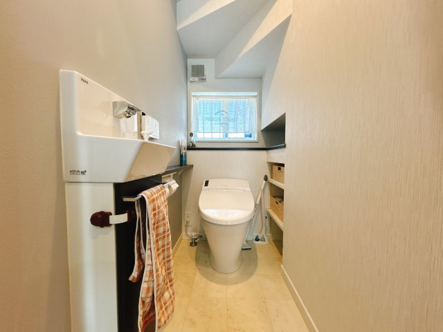 熊谷市拾六間　築浅物件のトイレ|タンクレストイレ
壁付け手洗機完備