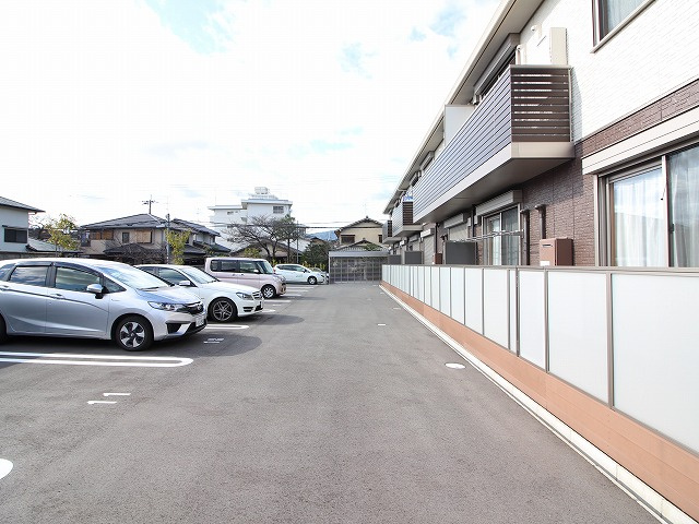 ハープアベニュー鶏冠井の駐車場