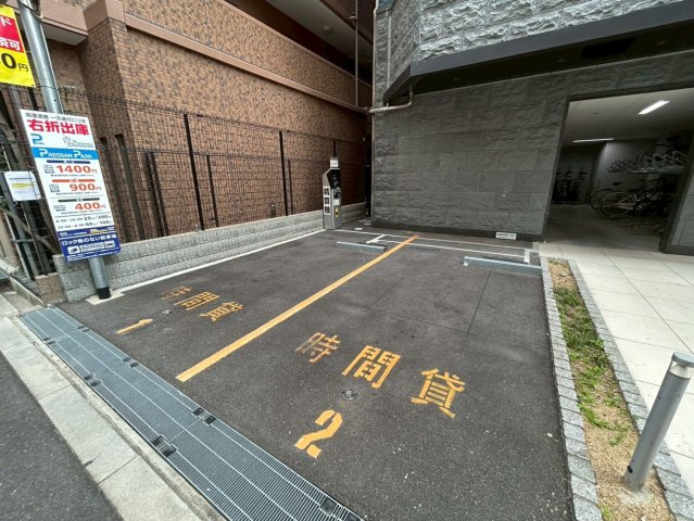 プレサンス阿波座駅前の駐車場