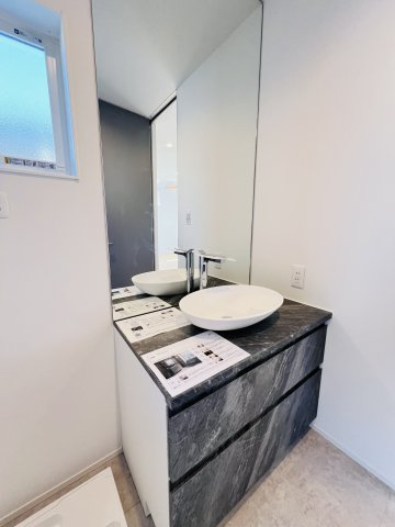 「海と暮らす、家族の未来。」SHONAN STYLEな家～辻堂6丁目の独立洗面台|AICAのスマートサニタリー
「朝の支度がスムーズになる、収納豊富な洗面スペース」