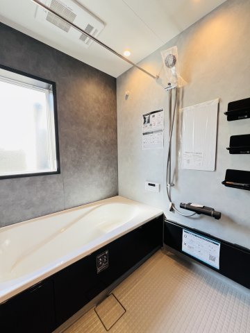 「海と暮らす、家族の未来。」SHONAN STYLEな家～辻堂6丁目の浴室|「1日の疲れを癒す、ゆったりサイズのバスルーム」