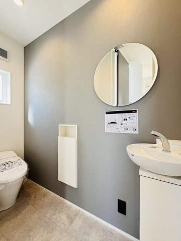 「海と暮らす、家族の未来。」SHONAN STYLEな家～辻堂6丁目のトイレ|トイレにもデザイン性を追求した、手洗いカウンター付き