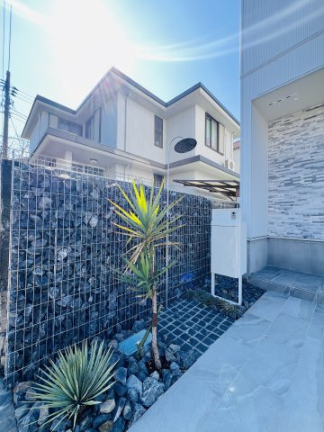 「海と暮らす、家族の未来。」SHONAN STYLEな家～辻堂6丁目のその他|「サーフィン帰りに嬉しい、屋外シャワー付き」