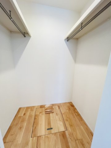 「海と暮らす、家族の未来。」SHONAN STYLEな家～辻堂6丁目の洋室|家族の衣類や荷物もしっかり収納できるウォークインクローゼット付き