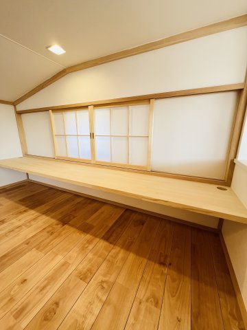 「海と暮らす、家族の未来。」SHONAN STYLEな家～辻堂6丁目のその他|畳のロフトにはちょっとしたカウンターも設置。