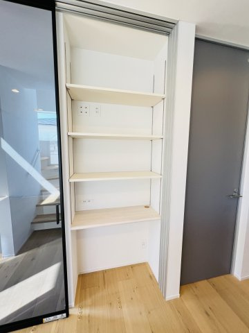 「海と暮らす、家族の未来。」SHONAN STYLEな家～辻堂6丁目の収納|リビングには便利な可動式の棚を設置。普段使いするものや書類の保管に最適です。