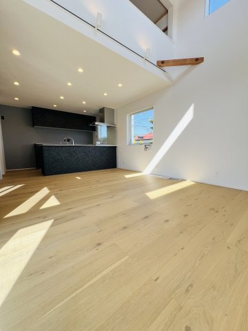 「海と暮らす、家族の未来。」SHONAN STYLEな家～辻堂6丁目の居間・リビング|床には無垢材を採用