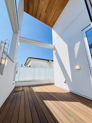 「海と暮らす、家族の未来。」SHONAN STYLEな家～辻堂6丁目のバルコニー|「ウッドデッキ調バルコニーで、アウトドア気分を満喫」