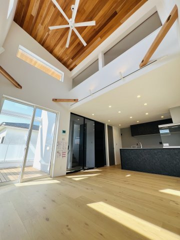 「海と暮らす、家族の未来。」SHONAN STYLEな家～辻堂6丁目の居間・リビング|「家族が自然と集まる、開放感たっぷりのリビング」