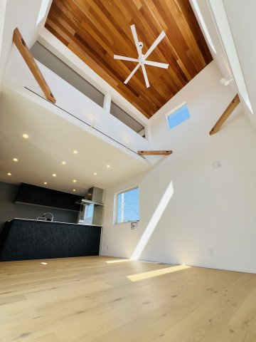 「海と暮らす、家族の未来。」SHONAN STYLEな家～辻堂6丁目の居間・リビング|「日差しと木のぬくもりに包まれる、くつろぎの空間」