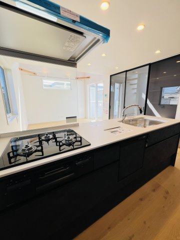 「海と暮らす、家族の未来。」SHONAN STYLEな家～辻堂6丁目のキッチン|「料理しながらリビングを見渡せる、安心の家事動線」