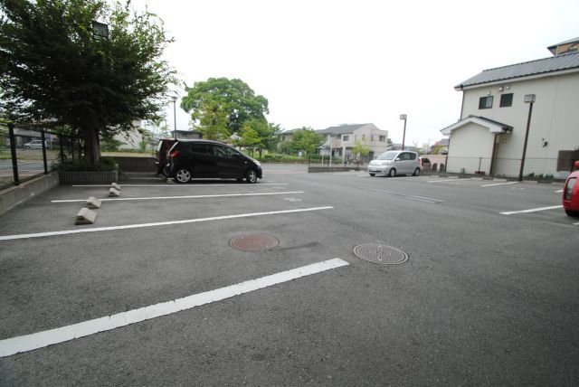 ラ・ディジェム旭の駐車場