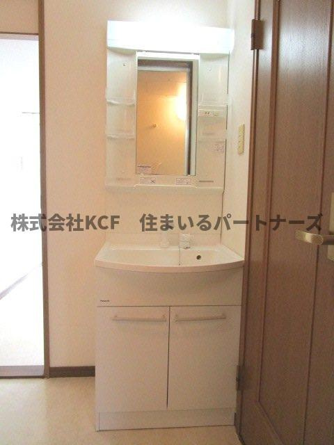 OCTOHOUSEの独立洗面台|朝の支度にも助かる、独立の洗髪洗面化粧台