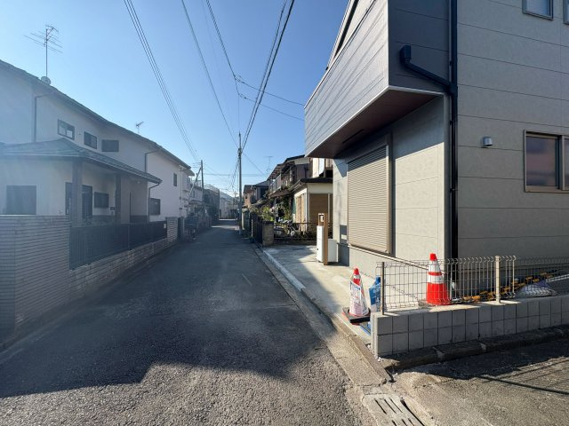 瀬谷区南瀬谷1丁目新築戸建【2SLDK+駐車2台可能/長期優良認定住宅/小・中学校徒歩圏内】の前面道路含む現地写真
