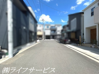 【前面道路含む現地写真】 | 前面道路幅員６ｍにつき、人と車のすれ違いもゆとりがございます♪