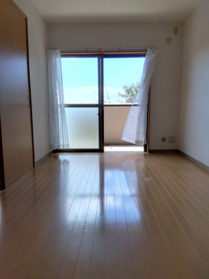 【内装】 | ロックベアーヒルズⅢ | 明るい色調の室内です