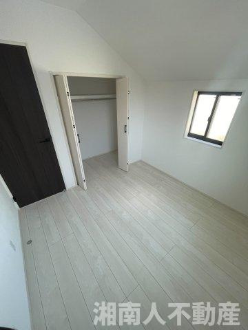 ★ファミリーにおすすめ！　茅ヶ崎市高田４丁目　新築戸建ての洋室|明るい洋室です